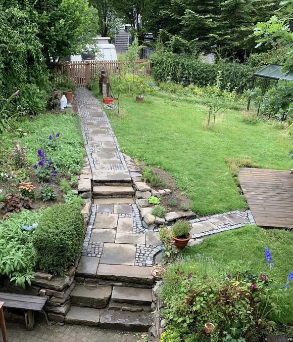 Weg und Treppenanlagen aus Grauwacke und Basalt